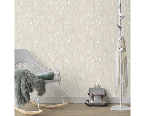 Kamerweergave met bloemmotief behang, stoel, kapstok en rugzak