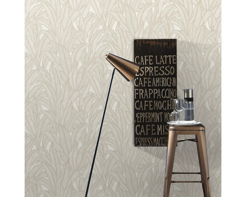 Scène met behang met bladmotief, staande lamp, barkruk, drankkan, glazen en koffiebord