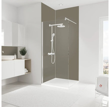Moderne badkamer met douchewand, wastafel en wit tapijt