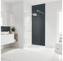 Moderne badkamer met douche, wastafel en badmat