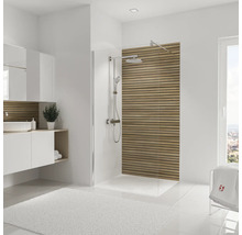 Badkamer met douchewand, wastafel en houten lambrisering