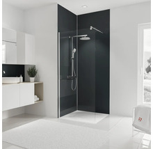 Badkamer met douchewand, wastafel en badmat