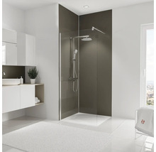 Badkamer met douche, wastafel en spiegel