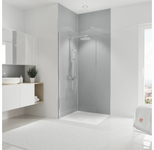 Badkamer met douche, wastafel, spiegel en vloerkleed voor een lichte en moderne sfeer