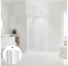 Moderne badkamer met douchecabine, wastafel en accessoires voor een heldere, georganiseerde sfeer