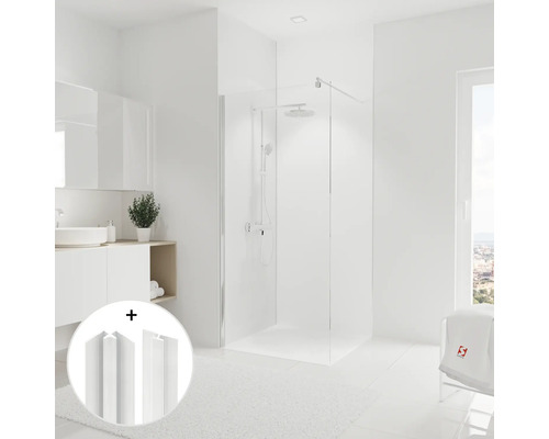 Moderne badkamer met douchecabine, wastafel en accessoires voor een heldere, georganiseerde sfeer