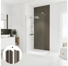 Badkamer met douchewand, douchearmatuur en montageprofielen