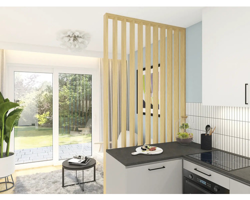 Lichte woninginrichting met keuken, woonkamer en houten latten roomdivider