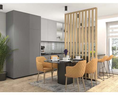 Lichte keuken met eettafel, stoelen en aanrecht