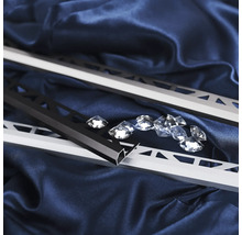 Twee tegelprofielen met driehoekig patroon en decoratieve stenen op blauwe stof