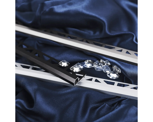 Twee tegelprofielen met driehoekig patroon en decoratieve stenen op blauwe stof