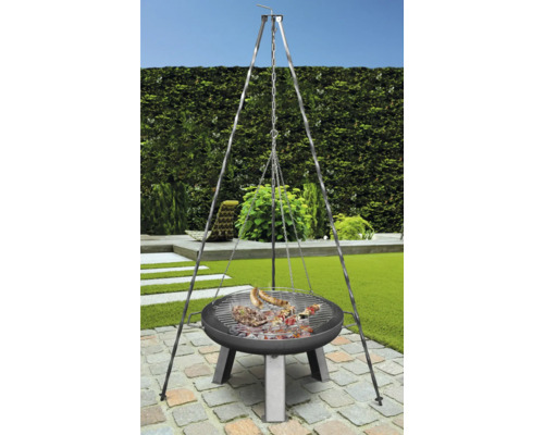 Draaibare grill met gegrild voedsel in de tuin