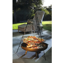 Barbecuescène met driepootbarbecue, barbecuegerechten en tuinmeubelen