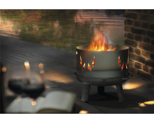 Vuurplaats met vlammen buiten op terras