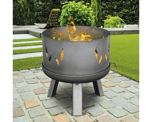 Metalen vuurkorf met vlammotief en houtvuur in de tuin