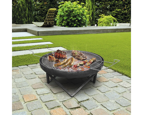 Tuinscène met barbecue en diverse barbecuegerechten