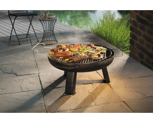 Barbecue met gegrilde etenswaren buitenshuis