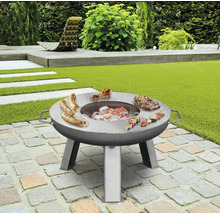 Roestvrijstalen grilltafel met worstjes, steaks en spiesen in de tuin