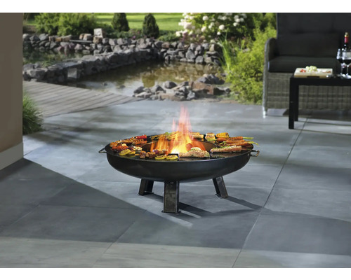 Vuurschaal met gegrild voedsel in de tuin