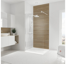 Lichte badkamer met douche, wastafel en handdoek
