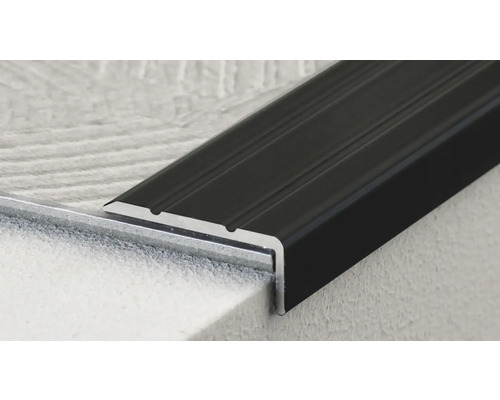 Detailopname van een zwart metalen trapkantprofiel.