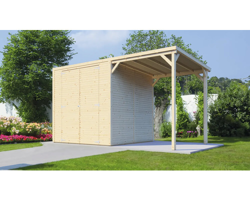 Houten tuinhuis met carport in de tuin.