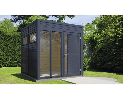 Modern tuinhuis met ramen en deur in de tuin.