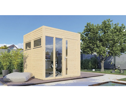 Modern houten tuinhuis met ramen en deur op een terras