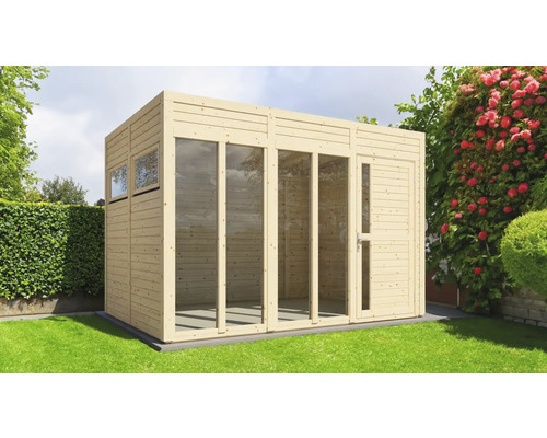 Houten tuinhuis met ramen en deur in de tuin