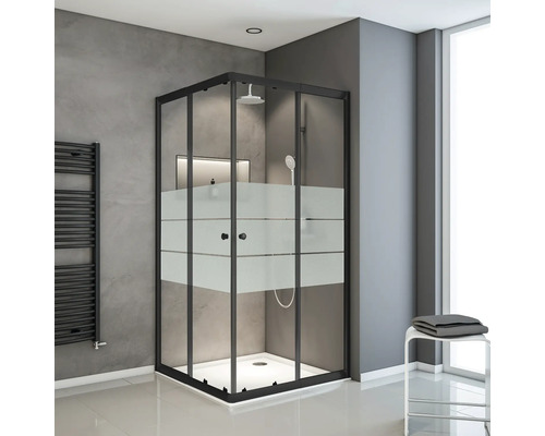 Vierkante douchecabine met zwart frame en gedeeltelijk gesatineerd glas in een badkamer.