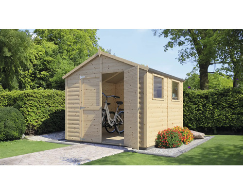 Tuin met houten tuinhuis en open deur, waarin een fiets staat