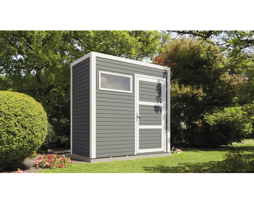 Houten tuinhuis met raam en deur in de tuin