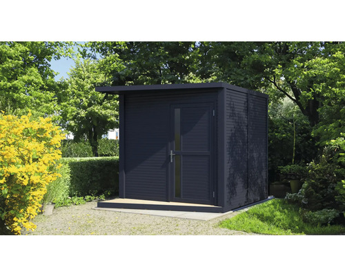 Tuinhuis met plat dak en deur in een groene tuin