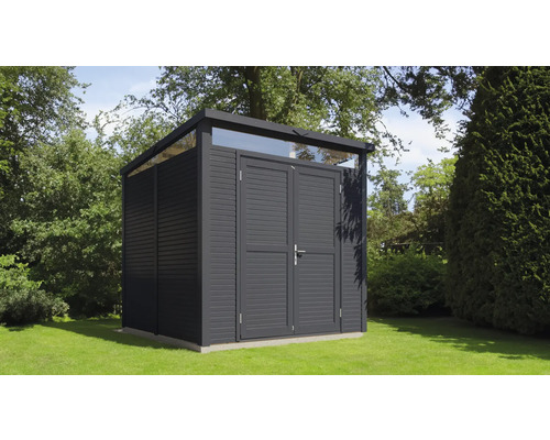 Tuinhuis met dubbele deur en raam in de tuin.