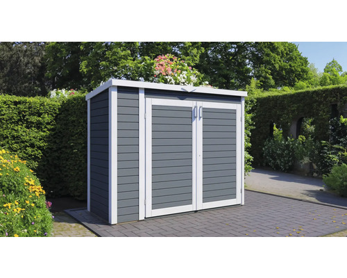 Houten gereedschapsschuur met dubbele deur in de tuin