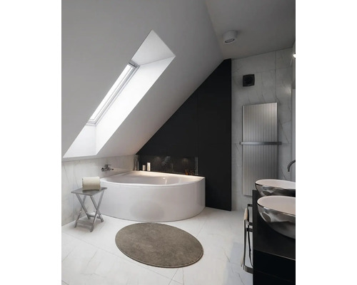 Moderne badkamer met dakraam, bad en dubbele wastafel