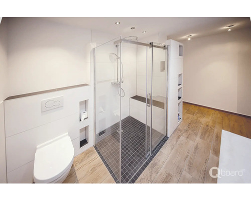 Lichte badkamer met douche, toilet en schappen