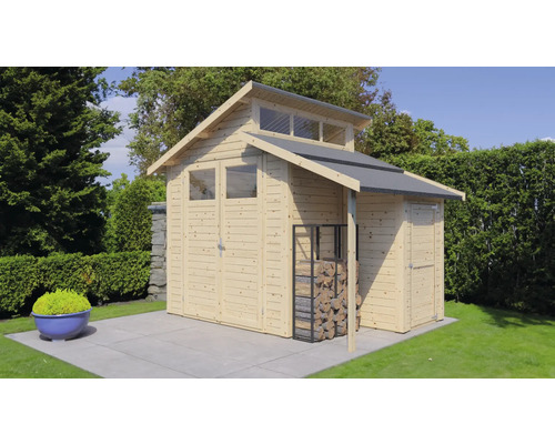 Houten tuinhuis met dubbele deur, ramen en houtopslagrek in de tuin