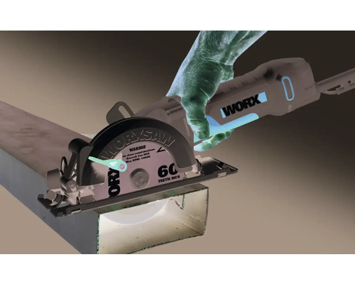 WORX cirkelzaag bij het snijden van een stuk metaal