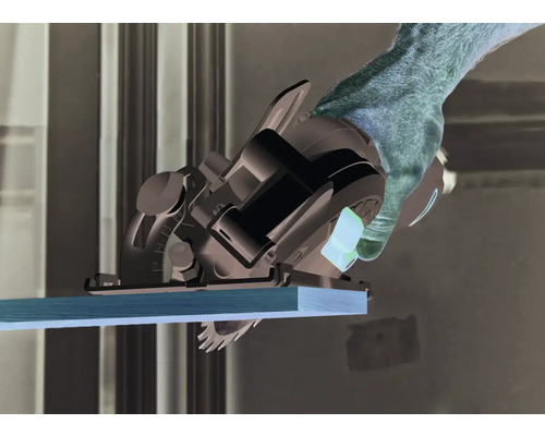 Een hand bedient een cirkelzaag die een houten plank zaagt.