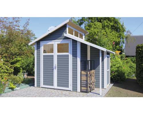 Houten tuinhuis met dubbele deur en kleine luifel in een tuin