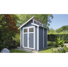 Tuinscene met houten tuinhuis met dubbele deur en bovenlicht