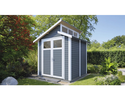 Tuinscene met houten tuinhuis met dubbele deur en bovenlicht