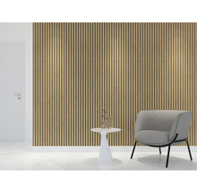 Woonkamer met akoestische panelen aan de muur, fauteuil en bijzettafel