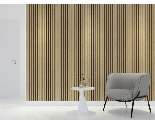 Woonkamer met akoestische panelen aan de muur, fauteuil en bijzettafel