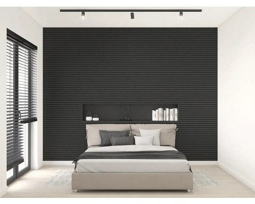 Slaapkamer met bed, nachtkastje en wandpanelen