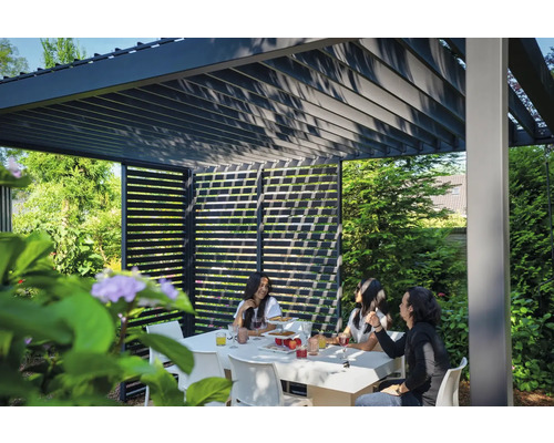 Tuinscène met mensen onder een lamellendak en aan een tuintafel
