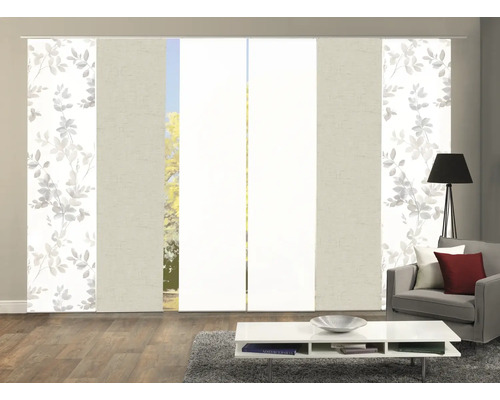 Kamerbeeld met schuifgordijnen met bladerpatroon en linnenstructuur