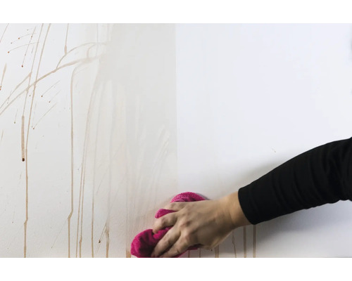 Reiniging van een bevuilde wand met een doek