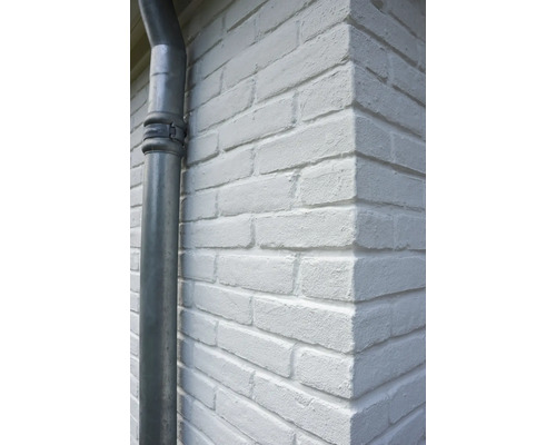 Buitenmetselwerk van bakstenen met regenpijp